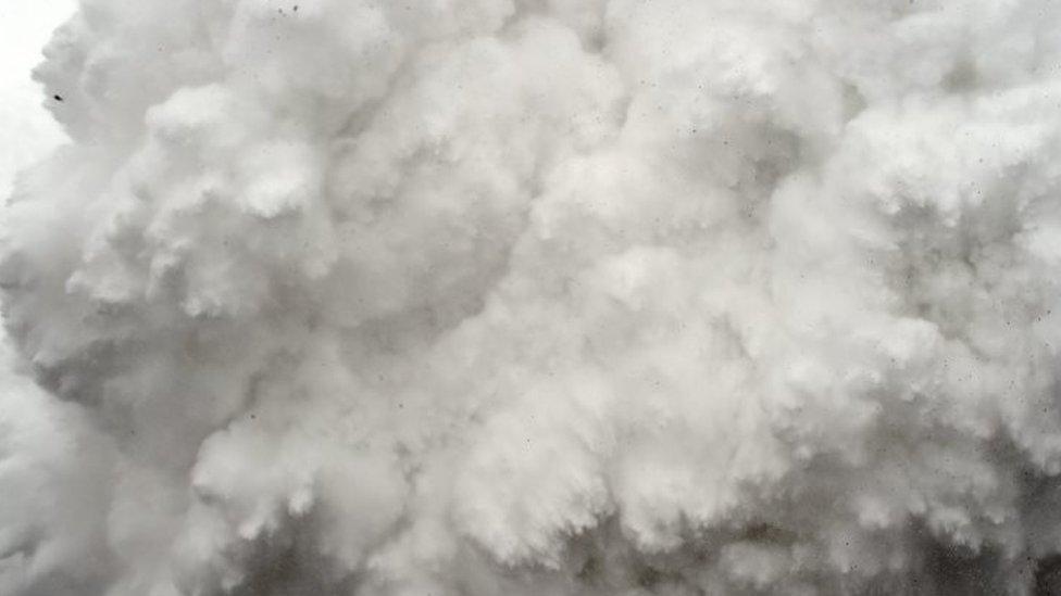 A cloud of snow and debris triggered by an earthquake flying towards Everest Base Camp (25 April 2015)