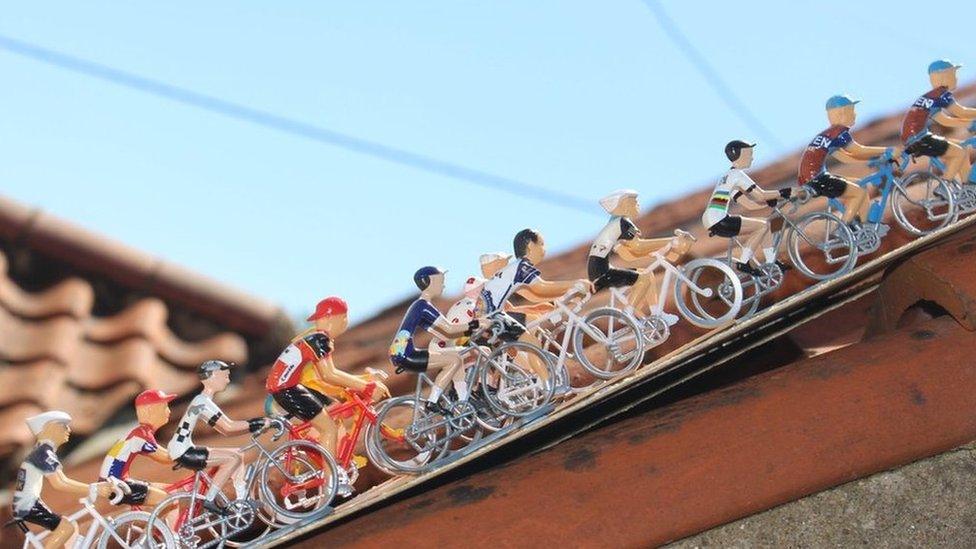 The miniature peleton on the extension roof