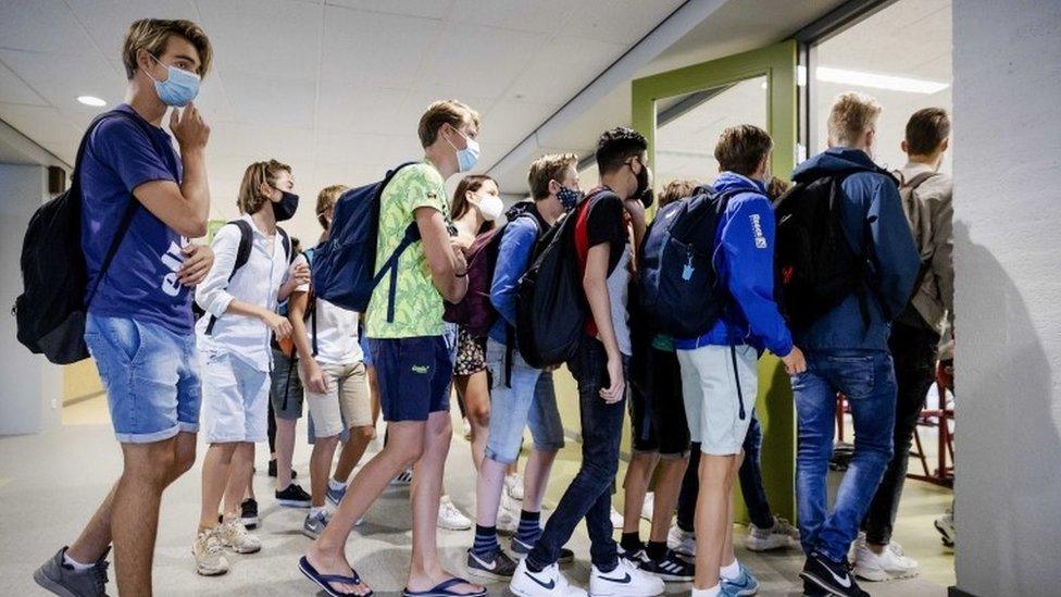 Children in masks at a Dutch school