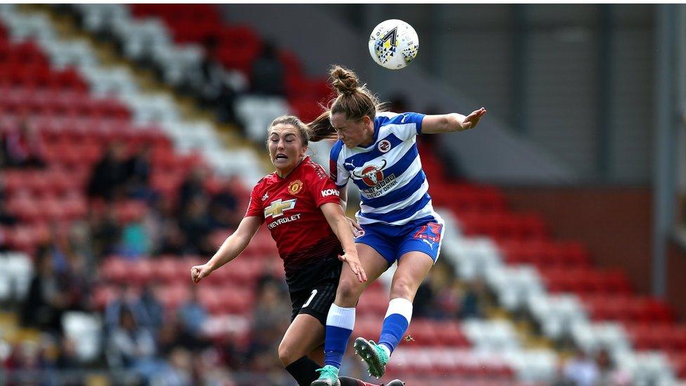 Rachel Rowe (dde) yn chwarae i Reading yn erbyn Manchester United