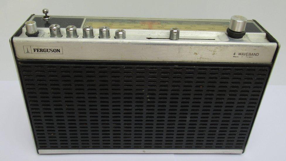 Radio o 1978; Ferguson Model 3188, pedwar band tonfeddi (Hir/ Canolig / Byr a FM). Gellir ei bweru gan drydan neu fatri