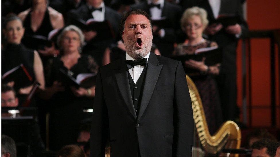 Sir Bryn Terfel yn perfformio