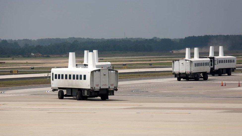 'Plane mate' or 'mobile lounge' at Dulles International Airport