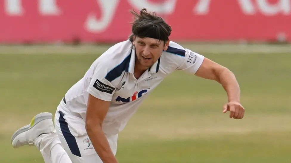 Nuevo contrato para el jugador de bolos de Yorkshire, White