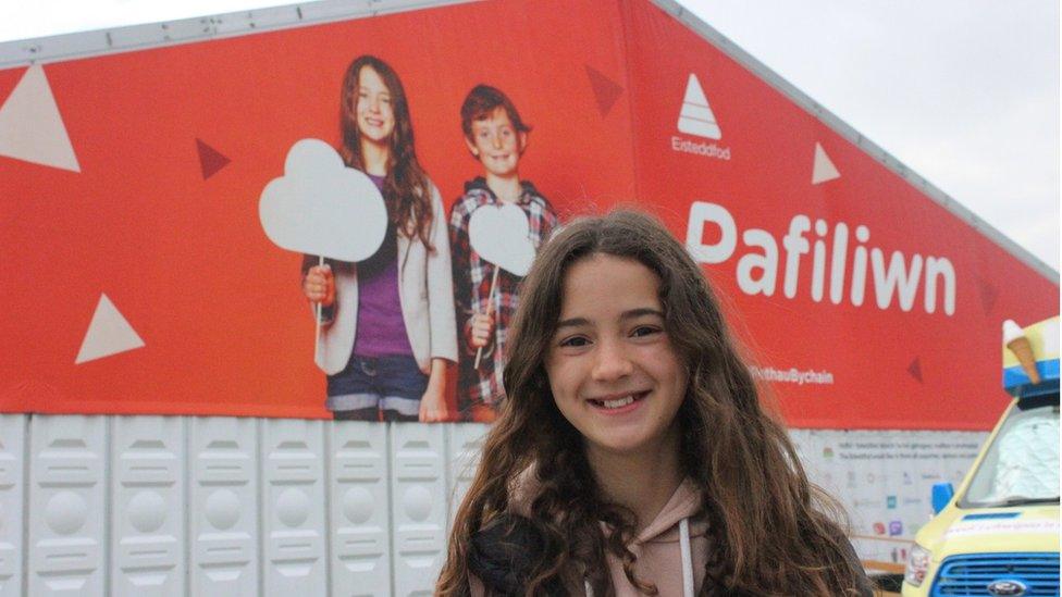 "Ble fi wedi gweld dy wyneb o'r blaen?" Cwestiwn sy'n cael ei ofyn i Awen o Gaerdydd yn aml ar Faes yr Urdd. Edrychwch lan!