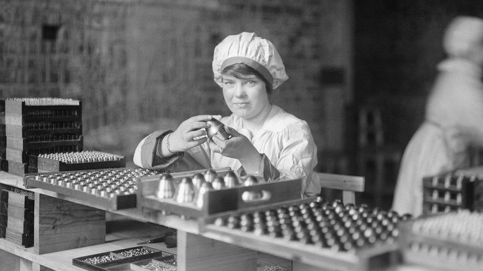 Worker filling shell