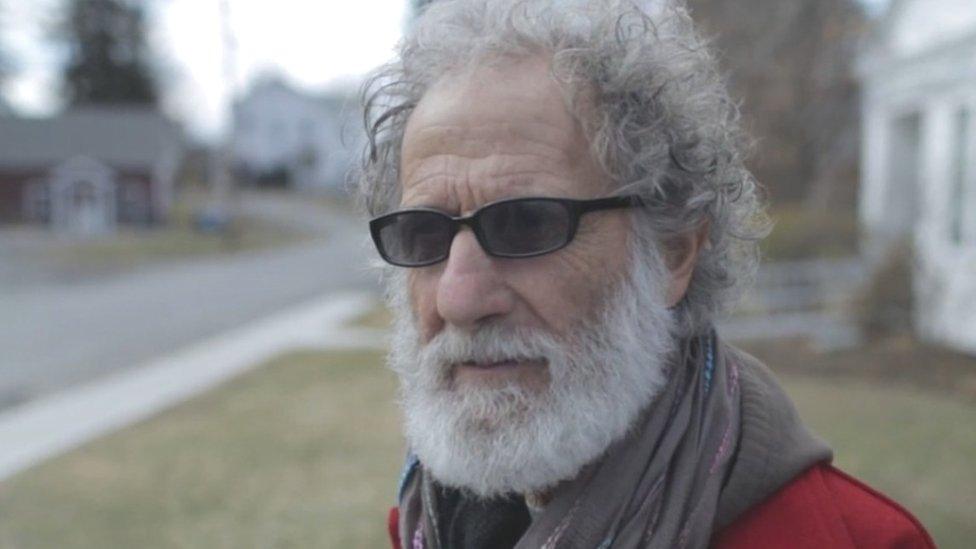 Frank Serpico sydd yn 82 oed erbyn hyn ac yn ôl yn byw yn yr Unol Daleithiau