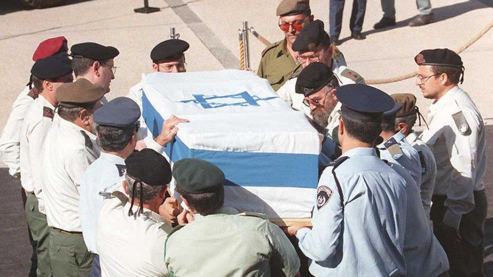 Israeli army generals carry the coffin of assassinated Prime Minister Yitzhak Rabin outside the Israeli Knesset (parliament) in Jerusalem (5 November 1995)