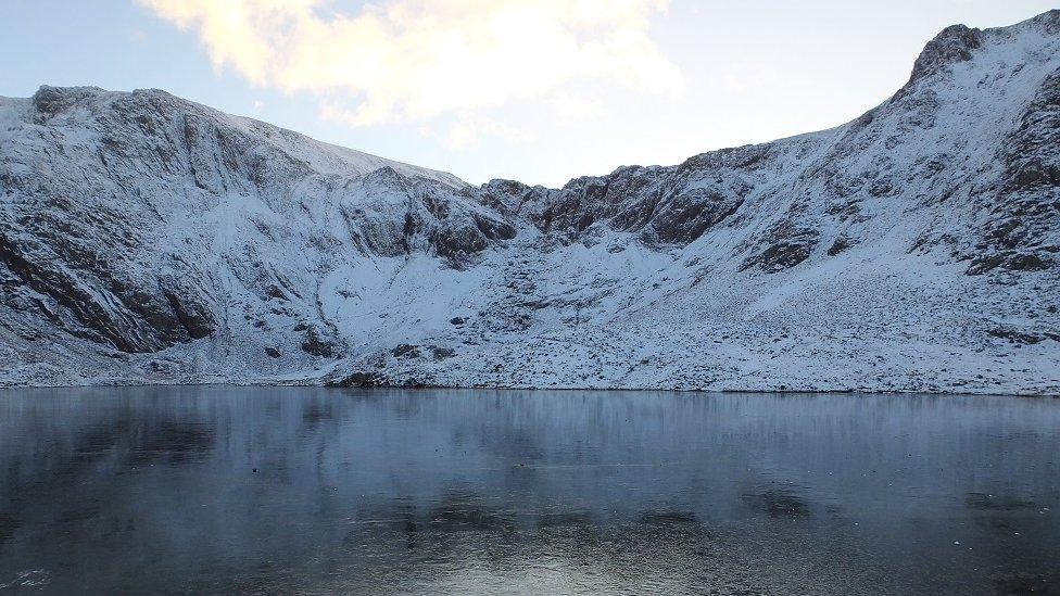 Mae dau beiriant wedi'u gosod ar y clogwyni o amgylch Cwm Idwal