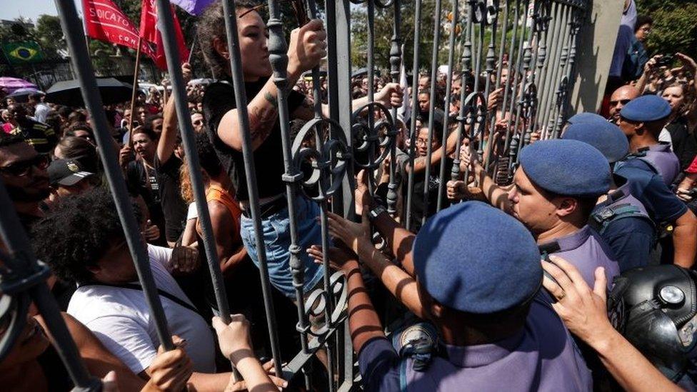 Demonstrators face the municipal guard in Rio de Janeiro