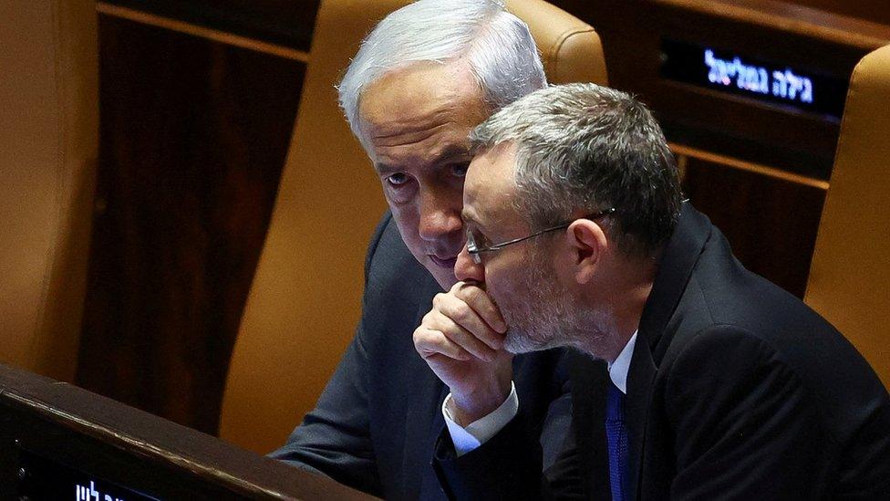 Israeli Prime Minister Benjamin Netanyahu (L) and Justice Minister Yariv Levin attend a session at the Israeli parliament in Jerusalem (27 March 2023)