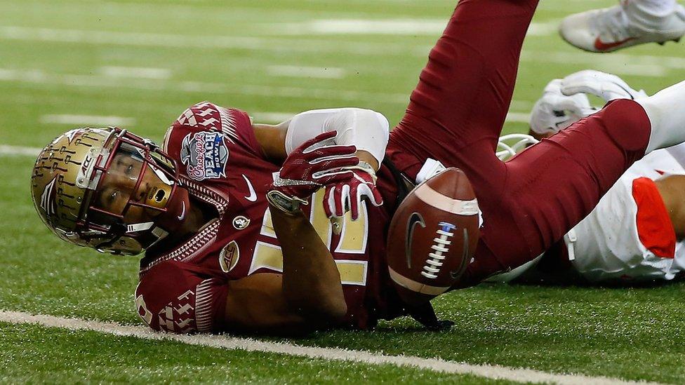 Travis Rudolph đang thi đấu tại một trận bóng đá vào tháng 12 năm 2015
