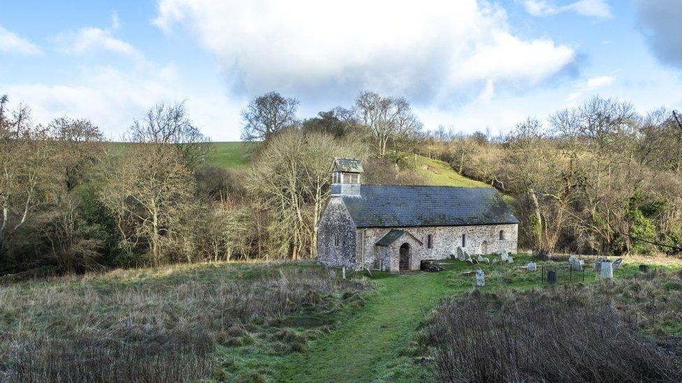 Eglwys Sant Ellyw, Llanelieu