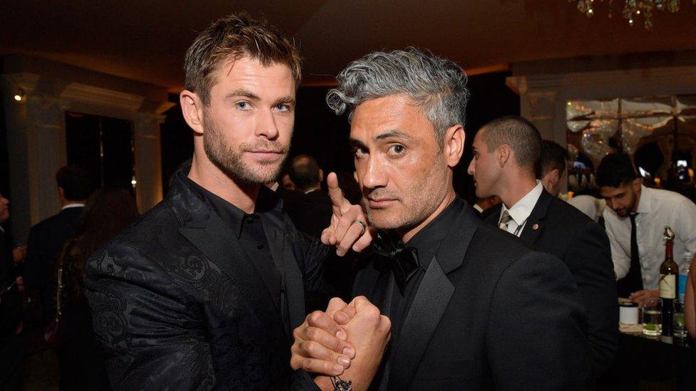 taika-waititi-and-chris-hemsworth