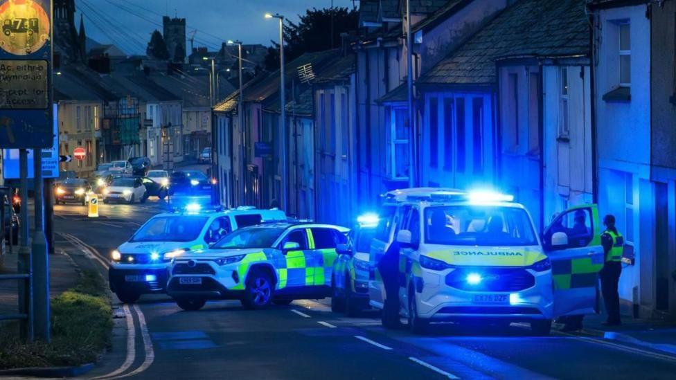 Cafodd yr heddlu eu galw i ardal Heol Picton brynhawn Iau