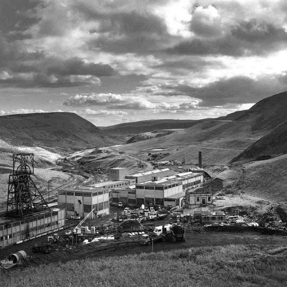 Mardy colliery in 1985, with the pithead and other buildings in the forefront, and mountains behind