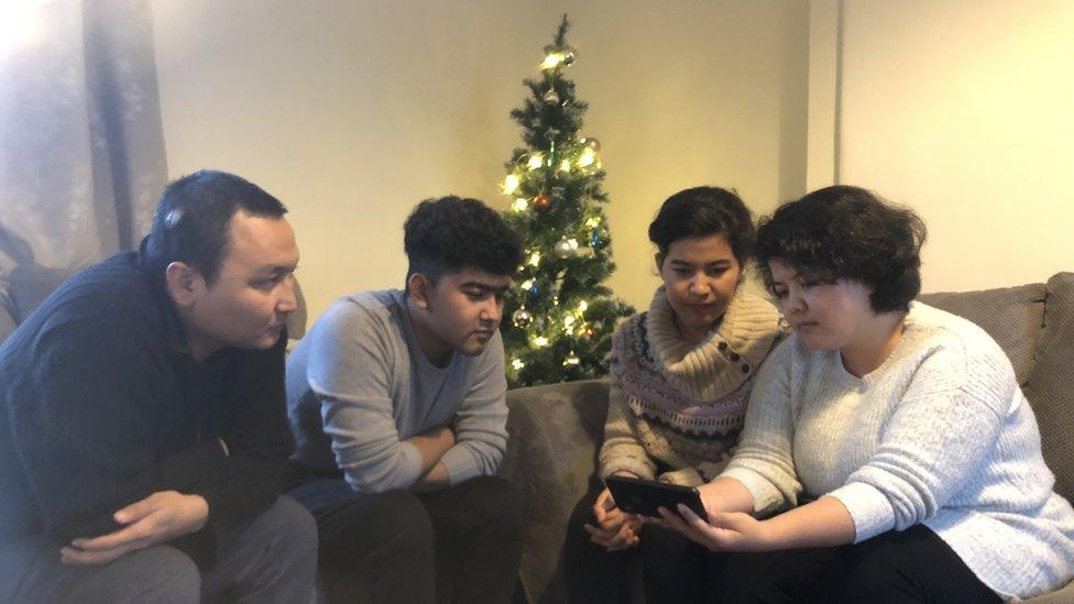A' bruidhinn ri teaghlach air ais ann an Afganastan