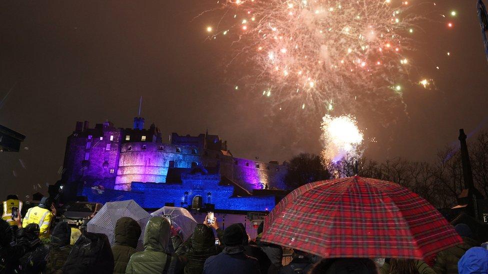 hogmanay edinburgh fireworks