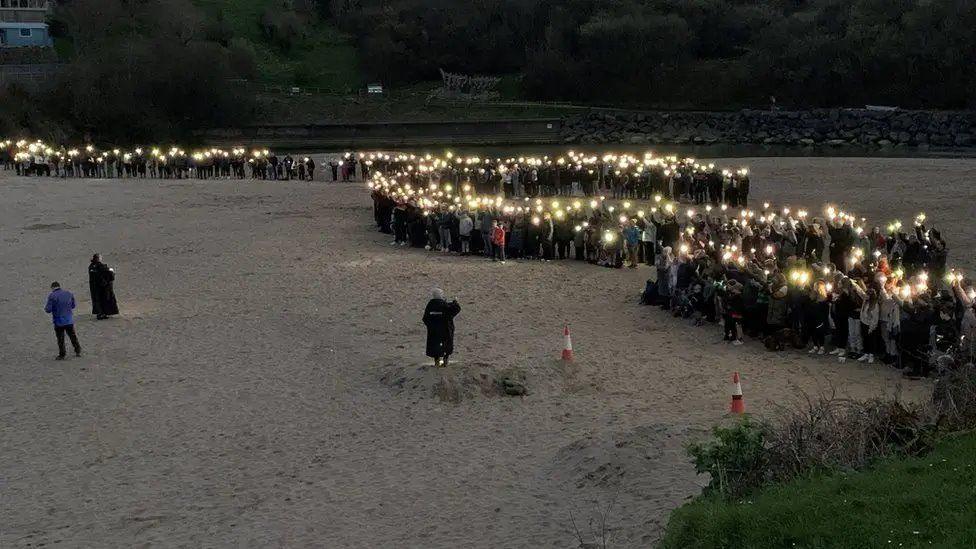 Gwylnos er cof am Llŷr Davies ar draeth Aberporth