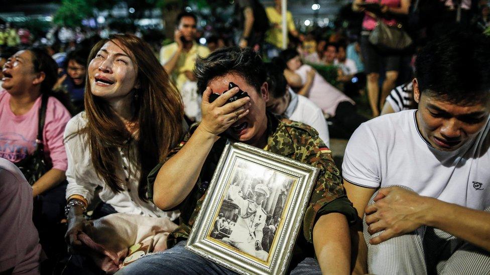 People cry at news of king's death in Bangkok on 13 October 2016