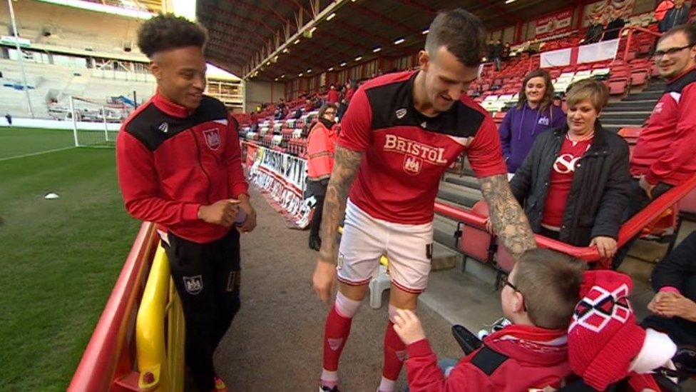 Oskar Pycroft chatting with Bobby Reid and Aiden Flint ahead of the game against Sheffield Wednesday