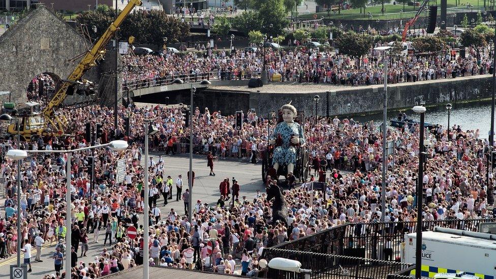 Grandmother Giant and huge crowd