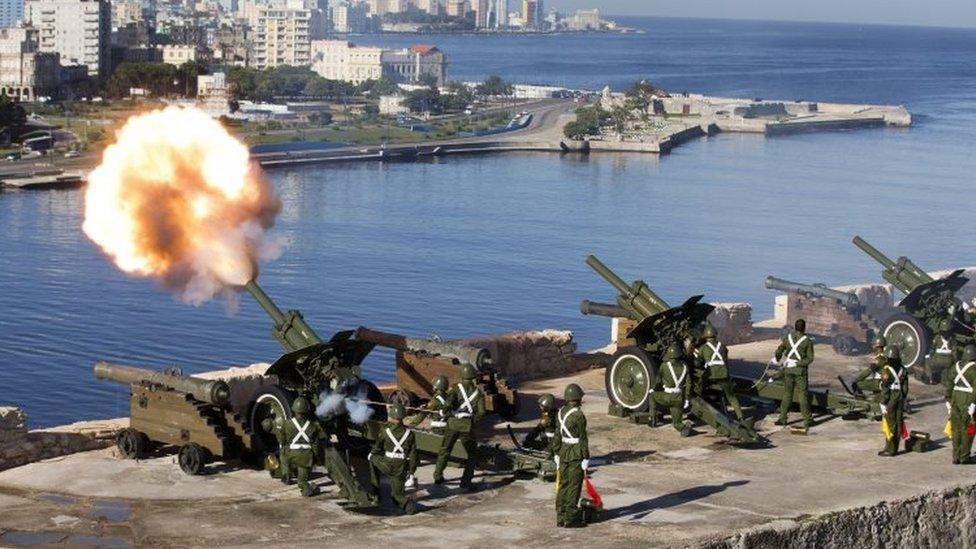 An honour guard fires off 21-gun salutes to mark the start of services paying tribute to the late Fidel Castro in Havana (28 November 2016)