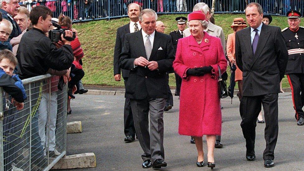 Y Frenhines yn Aberfan 1997