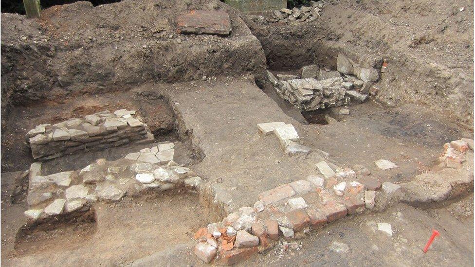 Kitchen hearth and cold storage pit