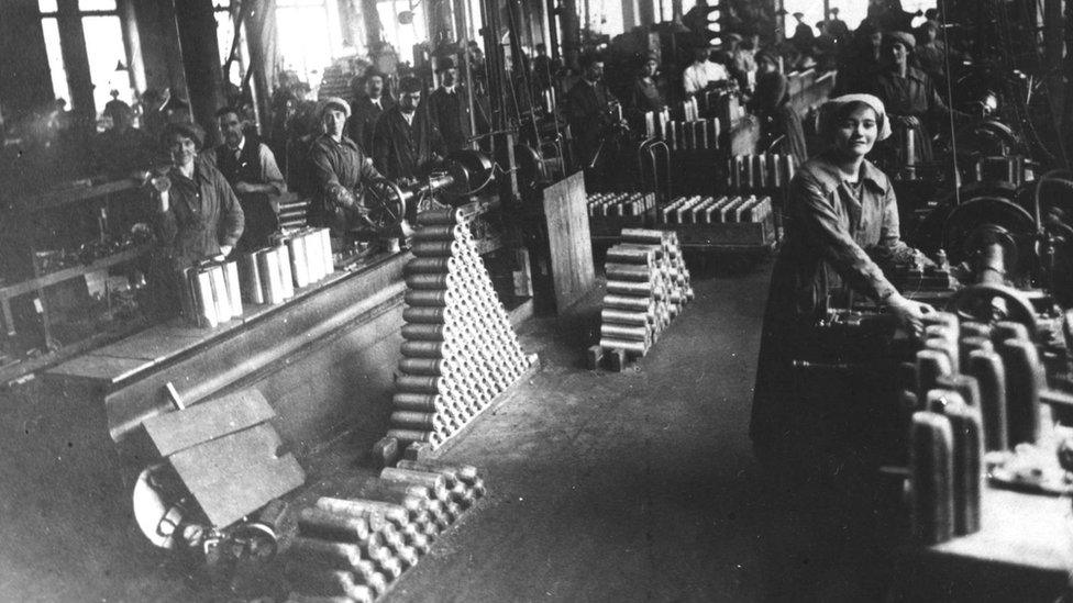 Munitions workers at Huntley and Palmers' engineering department during World War One