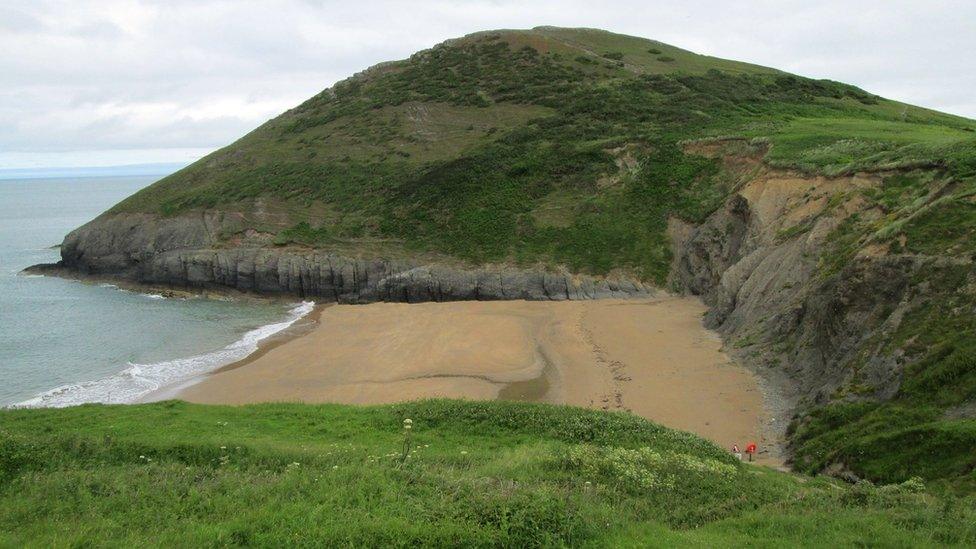 Olion o'r frwydr? Cofnododd Cymdeithas Hynafiaethau Cymru iddynt weld esgyrn ar y traeth ym 1859 a datguddiwyd esgyrn ac ysgerbydau yn yr ardal o Ffynnongrog yn y cwm uwchlaw i lawr i'r traeth.