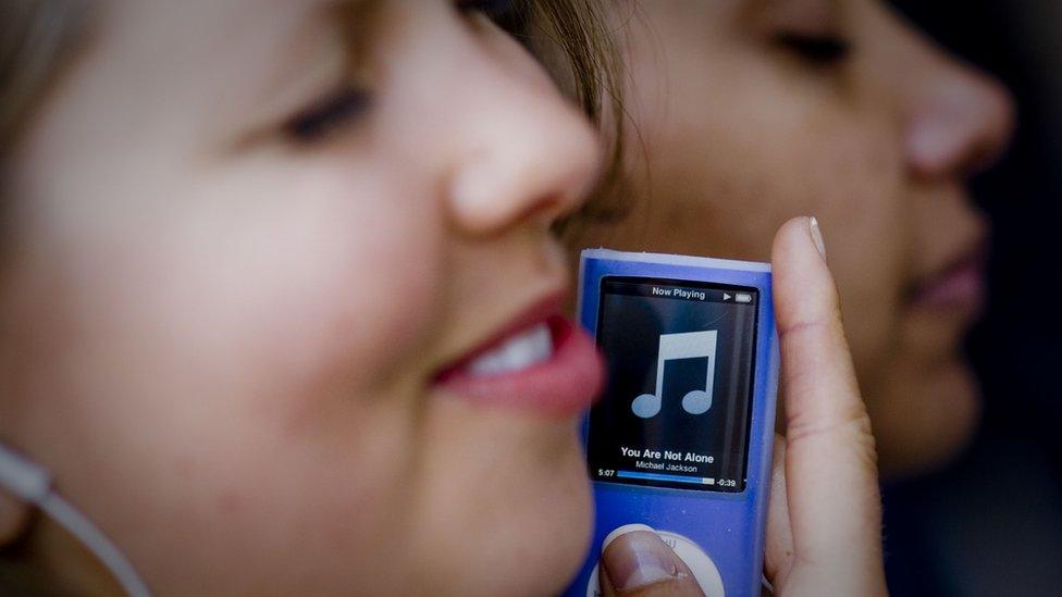 girl listens to ipod