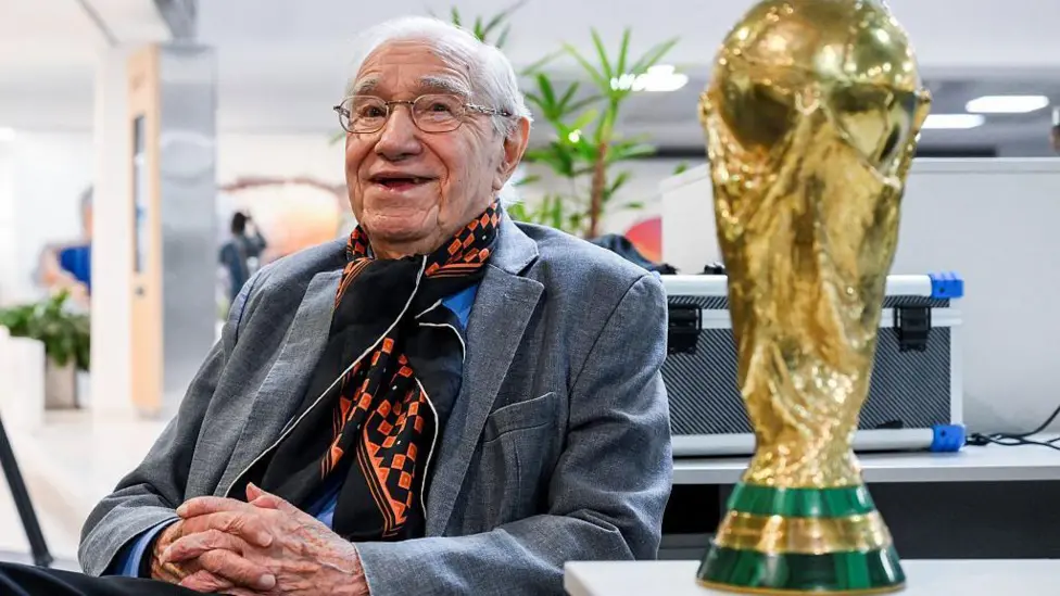 El periodista argentino de 91 años cubriendo su 18.ª Copa del Mundo.