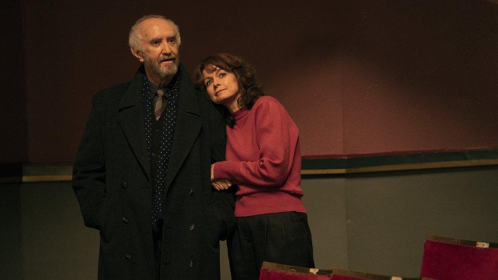 Jonathan Pryce a Samantha Morton