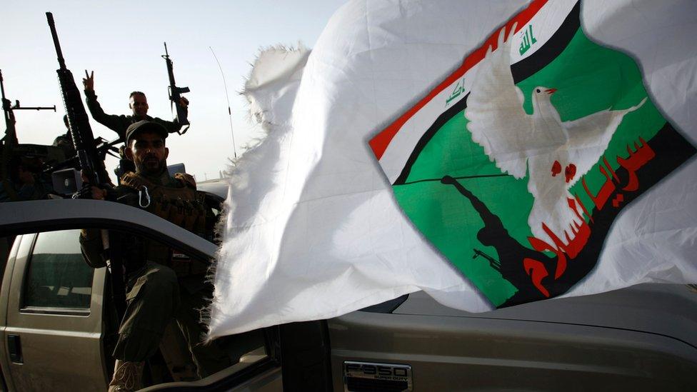 Members of the Peace Brigades (Saraya al-Salam) militia brandish weapons in the Iraqi holy city of Najaf (17 May 2016)