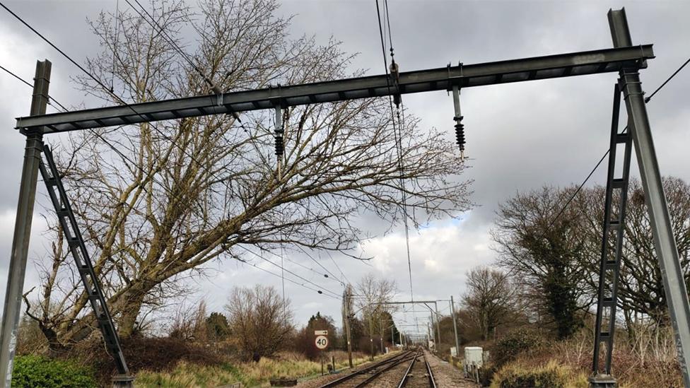 Broken power cable over train line in Essex