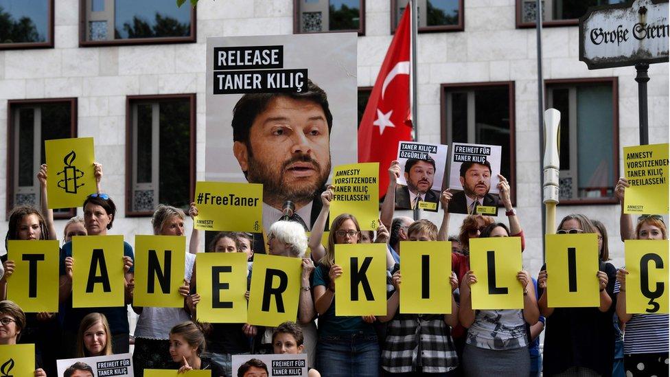 Activists campaign for release of Amnesty's Taner Kilic in front of Turkish embassy in Berlin, 15 June 2017