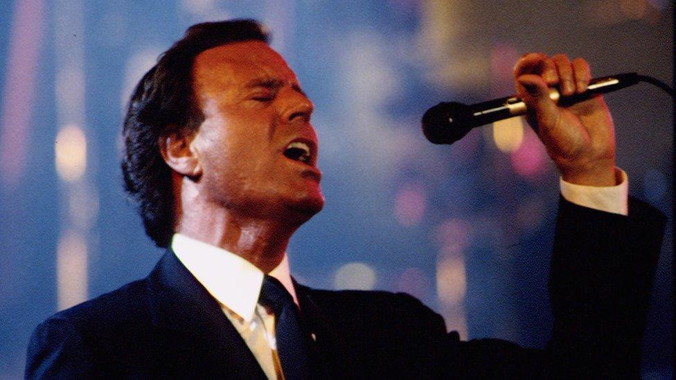 Singer Julio Iglesias performing in the US, 21 August 1993