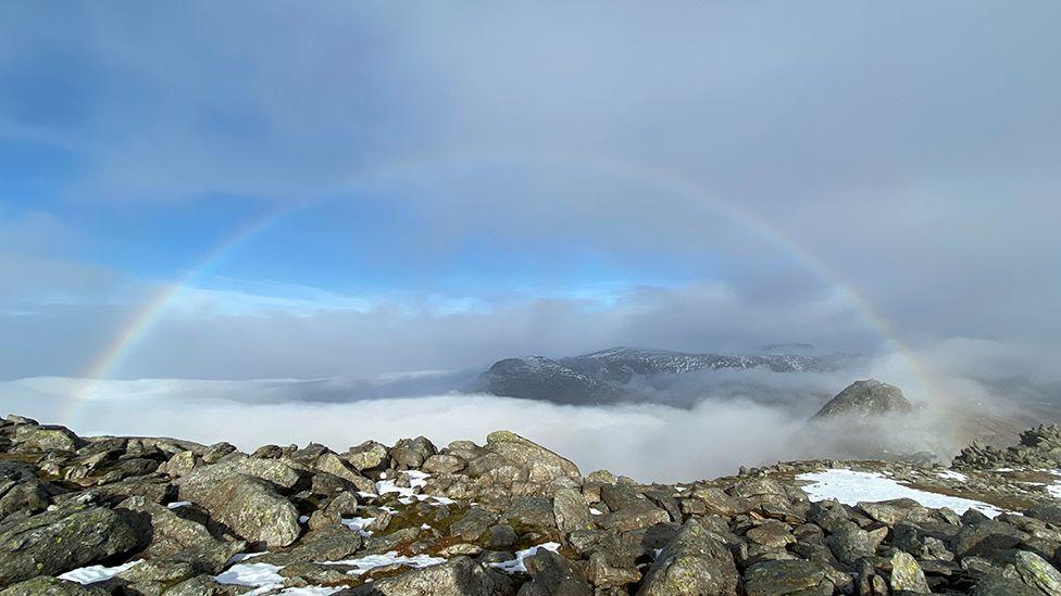 Enfys o gopa mynydd