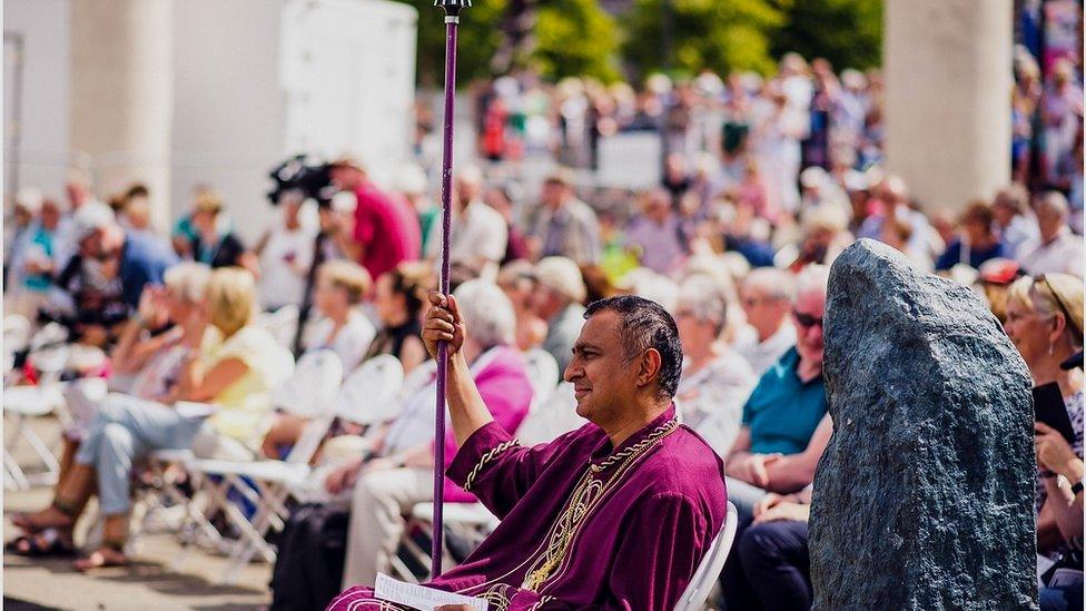 Cyfle prin i Ashok Ahir, cadeirydd prysur Pwyllgor Gwaith Eisteddfod Caerdydd 2018, i roi ei draed i fyny // A rare chance for Ashok Ahir, chairman of the Eisteddfod committe, to just sit back and enjoy