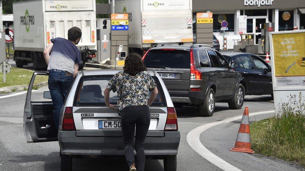 People push car at Vern-sur-Seiche in Rennes