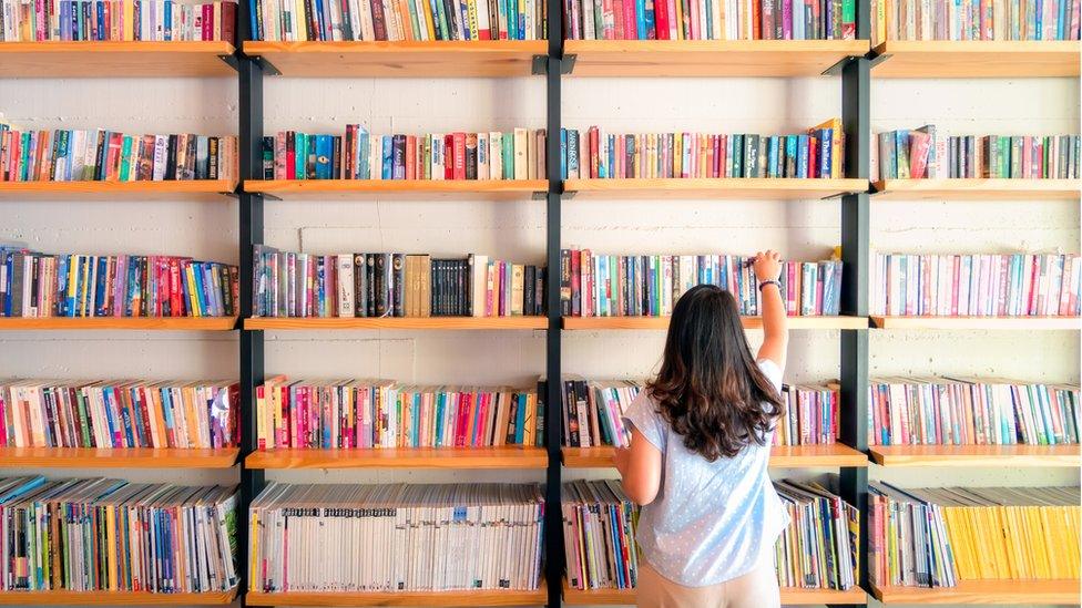 girl-bookshelf-library.