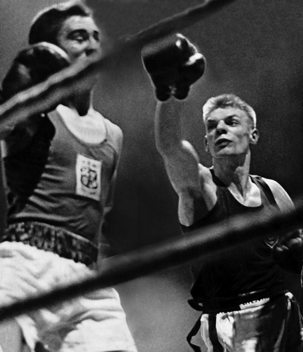 tributes-paid-to-dundee-boxing-legend-dick-mctaggart-bbc-news