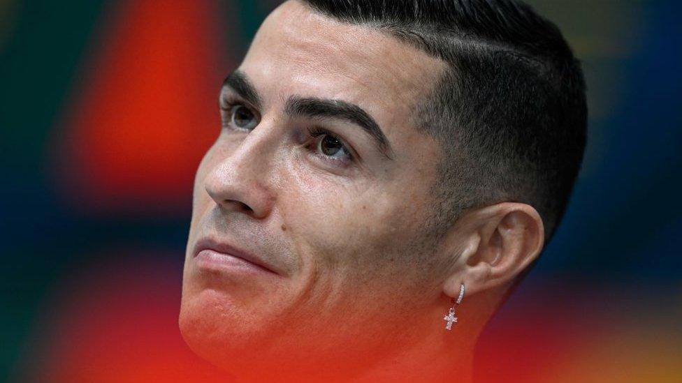 Ronaldo leaves Man Utd