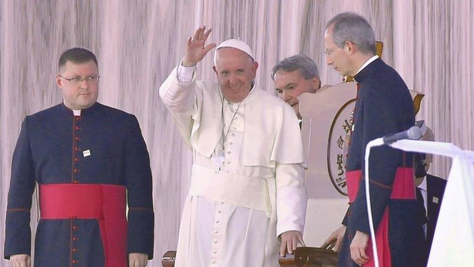 Pope Francis waves at the faithful gathering at the Victor Manuel Reyna stadium in Tuxtla Gutierrez, Chiapas state (15 February 2016)