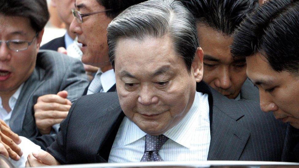 Samsung's chairman, Lee Kun-hee gets into a car to leave the Seoul Court House after his trial in Seoul on 14 August 2009