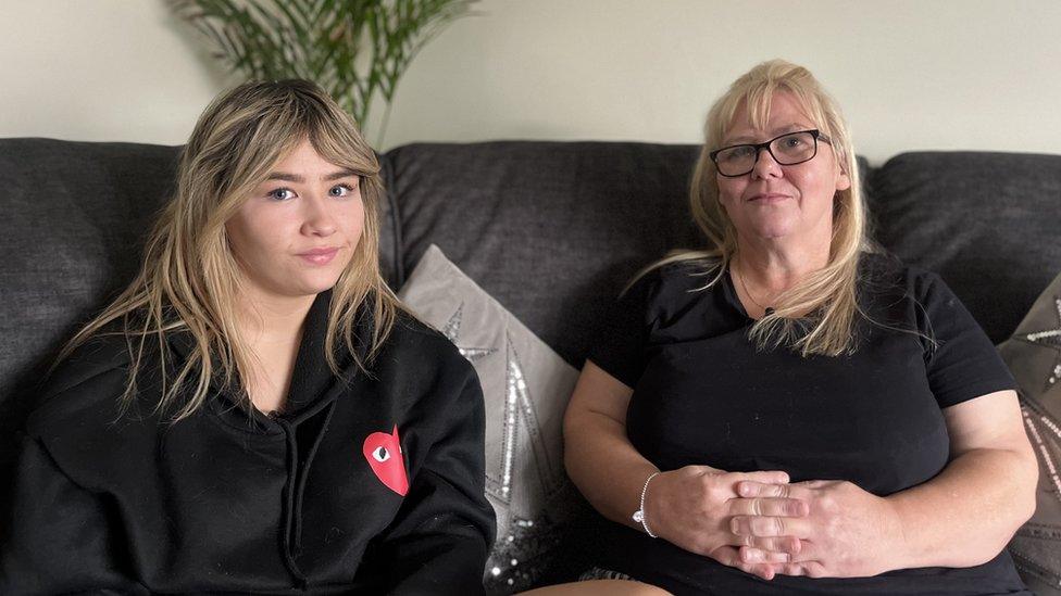 Leonie and her mother Julie Axhorn