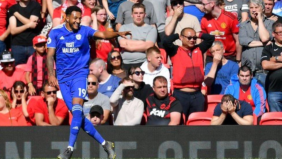 Nathaniel Mendez-Laing yn dathlu gol