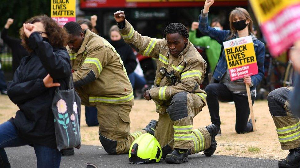 firemen-join-protest.