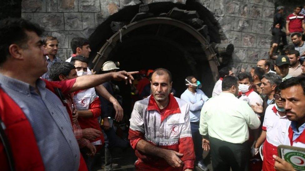 Rescue workers gather at the scene following an explosion in a coal mine in Azadshahr (03 May 2017)